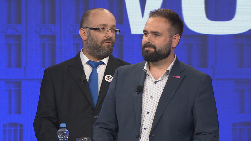 Ostrý spor v debatě. Zavání to vlastizradou, reagoval Flek na Sterzikův výrok o zbrojení