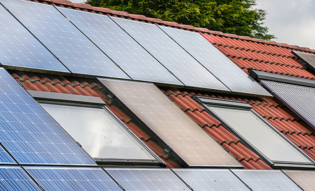 Muž na Jičínsku sliboval lidem fotovoltaiku, na zálohách vybral miliony