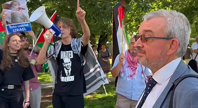 Vyhrocený pražský mítink SPOLU. Fiala do Haagu, řvali propalestinští demonstranti