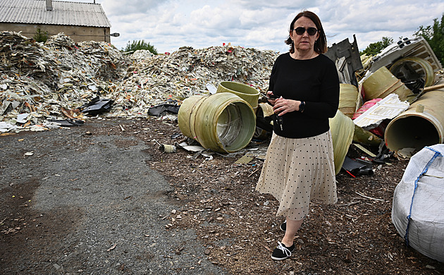 Odvoz německého odpadu z Bruntálska začne 9. září, přijel první nakladač