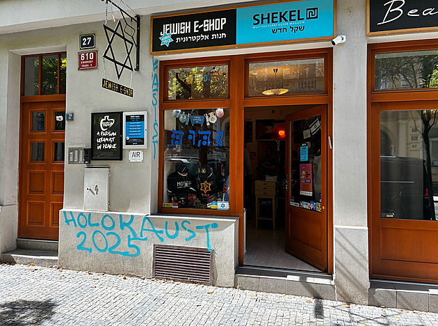 Židovský obchod v Praze pokryly útočné nápisy. Jako ve 30. letech, zní z komunity