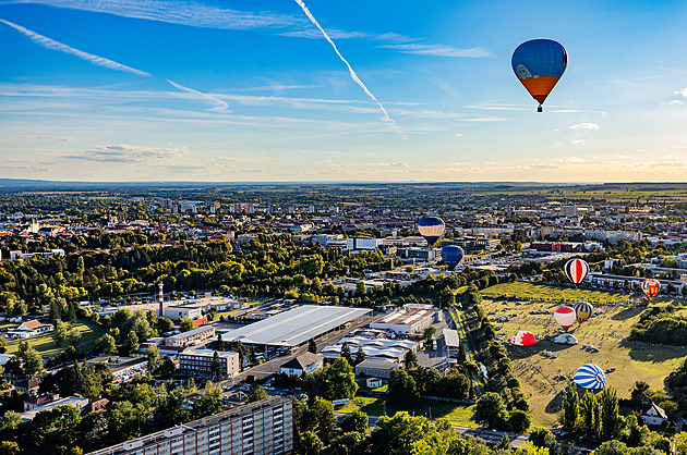 OBRAZEM: Nebe nad Hradcem ozdobilo 81 balonů, fiesta drží český rekord