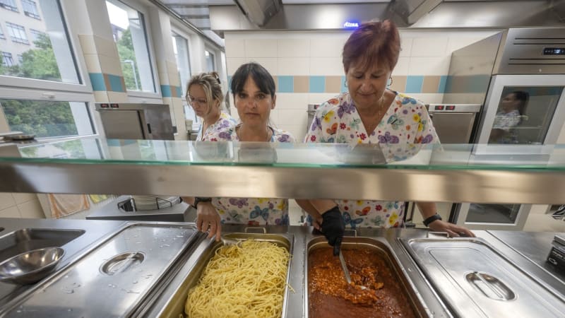 Reforma školního stravování: Kritici si stěžují na zdražování, resort se hájí kvalitou potravin