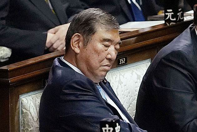 Japonský premiér po roce ve funkci přišel o většinu a rezignoval