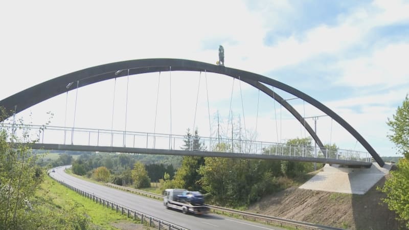 Socha, či sebevrah? Na silnici u Plzně hledí z mostu svatý Jakub. Záběry ukazují, čím děsí řidiče