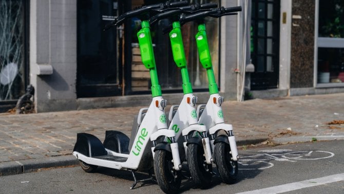 Konec sdíleným koloběžkám uprostřed chodníku? Lime v Praze testuje chytré hlídání parkování