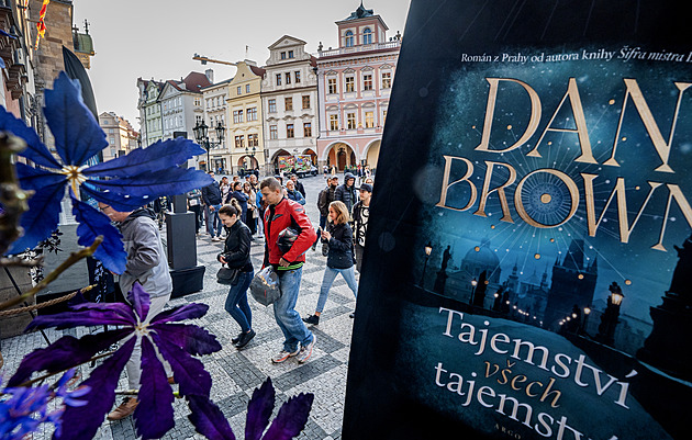 Zábavné, pokud nezapojíte mozek. Kritici Brownovu pražskou knihu chválí i tepou