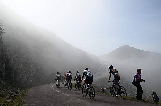 Vuelta ONLINE: Cyklisty čeká dojezd na brutální stěnu. Na čele je 12 uprchlíků