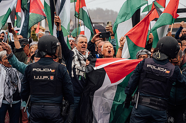 Cyklistika na křižovatce. Neochota zakročit proti agresorům ničí Vueltu – a nejen ji
