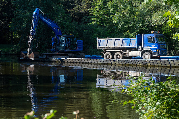 Bahno z Labe odváží náklaďáky i lodě. Pardubický Čičák bude čistý v půlce října