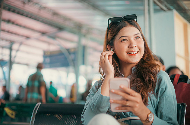 Nový trend, jak ušetřit za letenku. Mladí cestovatelé se naučili nové triky