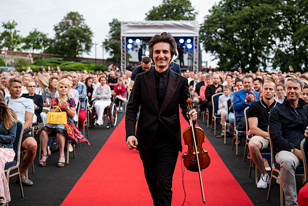 Sám doma i James Bond. Slavný houslista Filip Jančík přiváží show filmové hudby