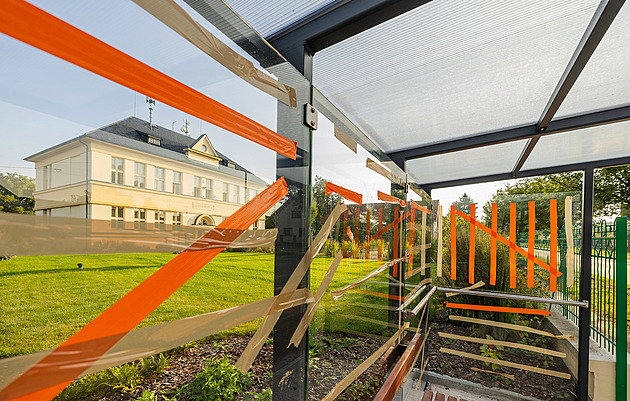 Naprostý zabiják ptáků, zbyly jen fleky, říká aktivista. Zastávku v Hradci polepil páskou