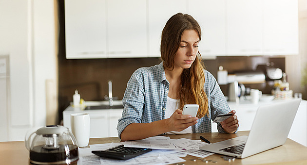 Podvodníci tlačili ženu do půjčky. V poslední chvíli ji zachránil zamrzlý mobil