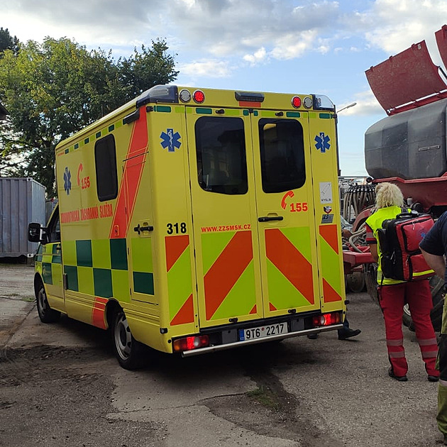 Samovolně rozjetá vlečka traktoru zranila dva muže. Na místo letěl vrtulník