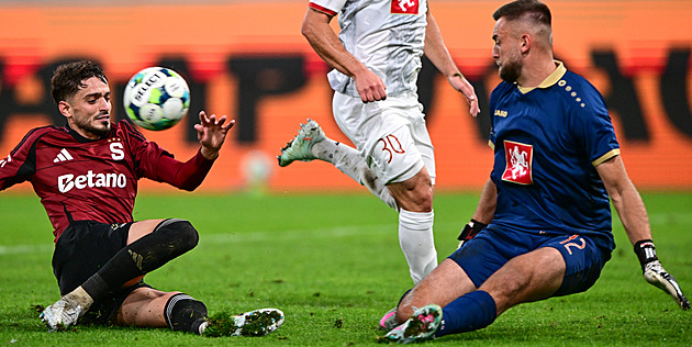 Oslava výročí, jak se patří. Hradec sejmul lídra, Sparta v lize poprvé selhala