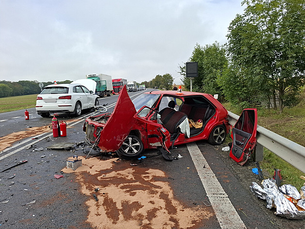 Čelní střet dvou aut u Mohelnice. Hasiči vyprošťovali zaklíněnou ženu