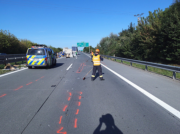 Vysypaný náklad částečně blokuje D1 u Vyškova, srazil se tam kamion s dodávkou