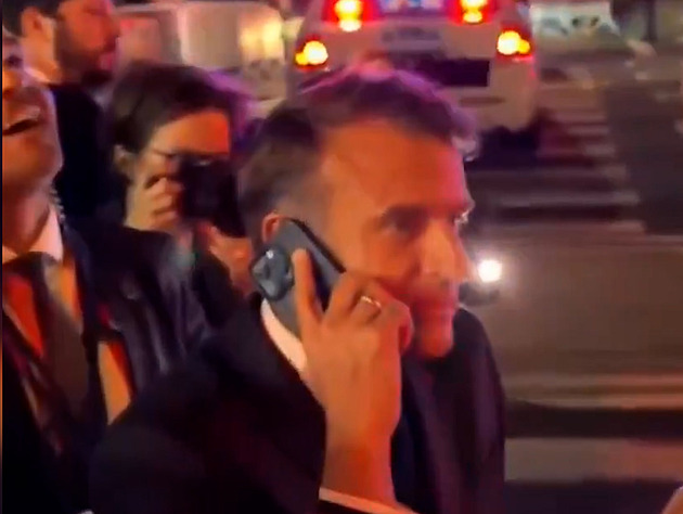 VIDEO: Hele, blokuješ ulici, volal Macron Trumpovi. Kvůli konvoji i on musel pěšky