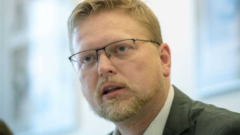 Lidovci vyslali Bělobrádka na záchrannou misi: Komunisti vylézají z děr, rozjel one-man show