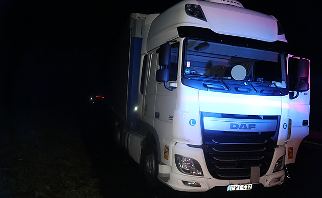 Opilý řidič kamionu kličkoval na D1. Za jízdy pil piva, která si koupil k svačině