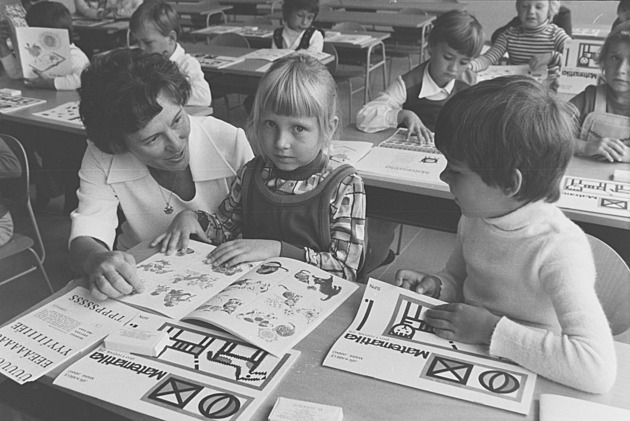 Zákazy, ódy na režim i branná cvičení. Jak vypadala školní docházka za normalizace?