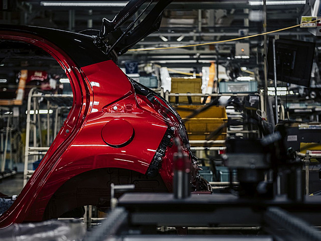Český autoprůmysl čelí problémům lépe než zbytek Evropy, říká expert