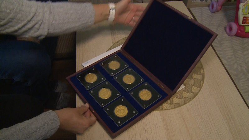 Z cenných mincí se vyklubala pozlacená plastová fólie. Na trik po úmrtí dědy upozornila vnučka