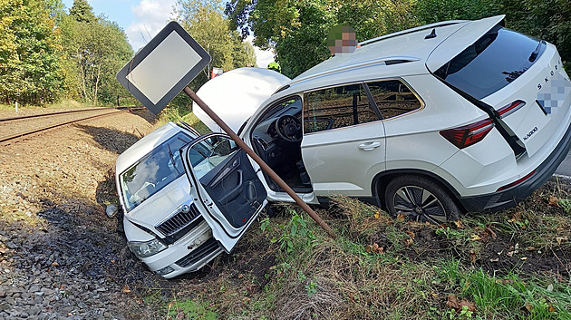 Škodovky po srážce skončily pod železničním náspem, jedna z nich zbourala značku