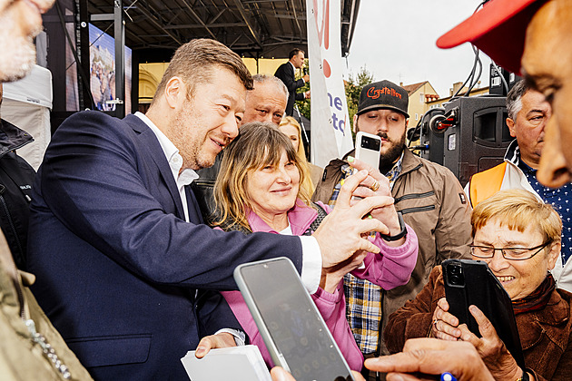 SPD sleduje volby z luxusního hotelu v Praze, dorazí Okamura i krajští lídři