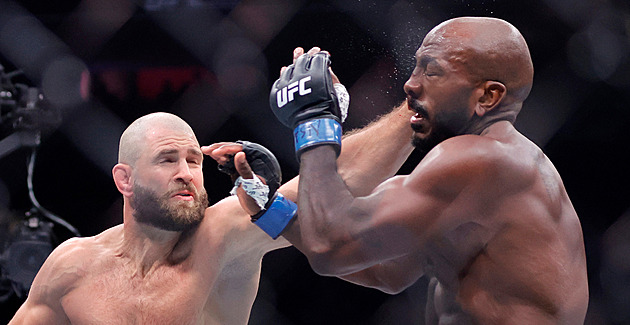 Teď o titul? Procházka dvě kola prohrával, pak rozjel chaos a Američana knokautoval