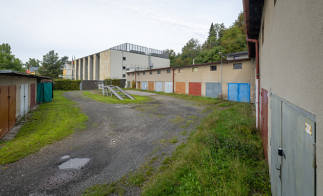 Turnovu vadí garáže pod kostelem, z téměř padesáti odkoupil zatím jedinou