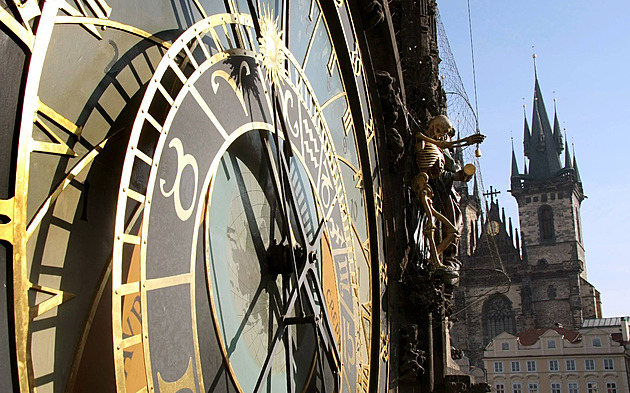 Tajemný vzkaz v soše, zfušovaný Mánes a čas jako divadlo. Co zažil Pražský orloj