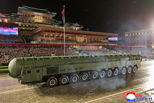 KLDR má novou jadernou raketu, chlubil se Kim na velké vojenské přehlídce