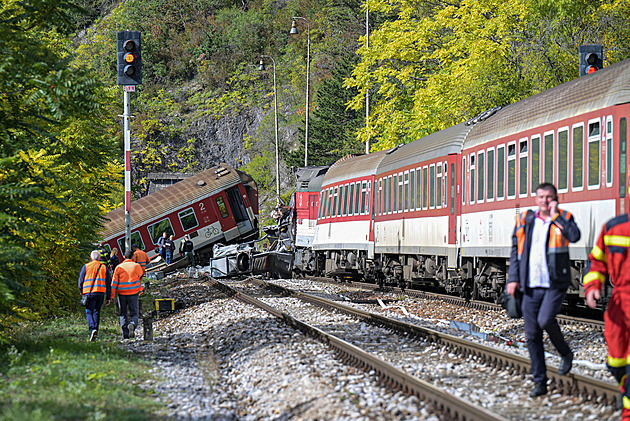 Na východním Slovensku se srazily dva rychlíky. Na místě jsou desítky zraněných