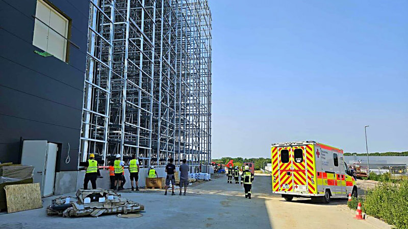 Hrůzný pád z 12. patra: Stav Olivera a Martina je vážný. Rodiny mladíků věří v zázrak i pomoc