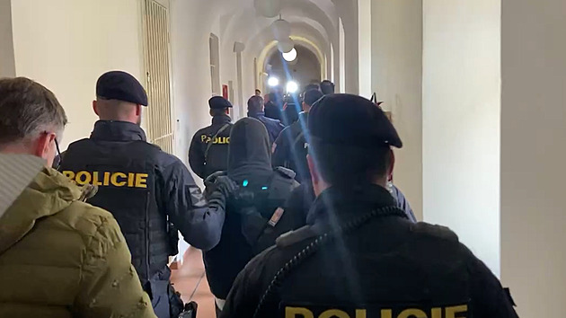 Mladíka soudí za vraždy prodavaček v Hradci. Přivedla ho ozbrojená eskorta