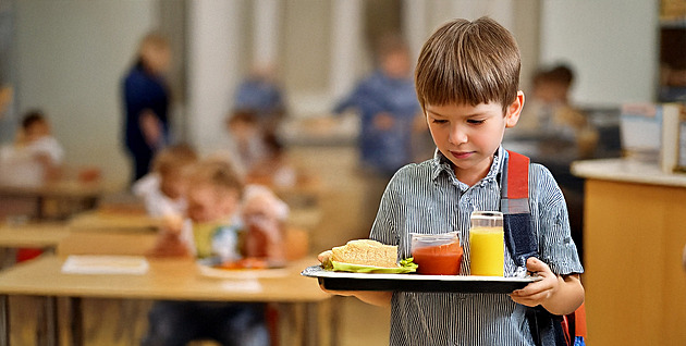 Na oběd se strachem. Prvňáky trápí příliš těžké tácy, škola zvažuje nasadit vozíky
