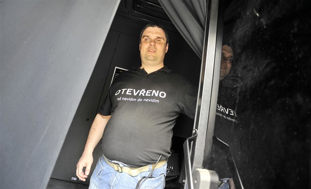 Kávu nebo čaj přinesou potmě. Netradiční kavárna přiblíží, jak běžně žijí nevidomí