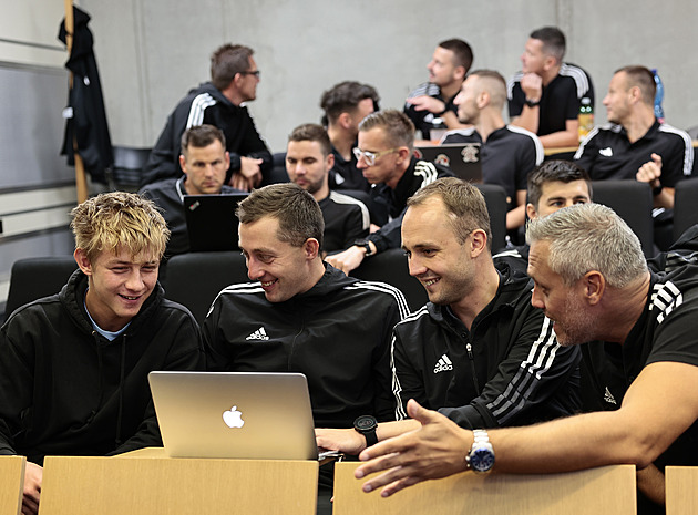 Trest pro (ne)škrtícího kouče ve fotbale platí, policie řeší výtržnictví