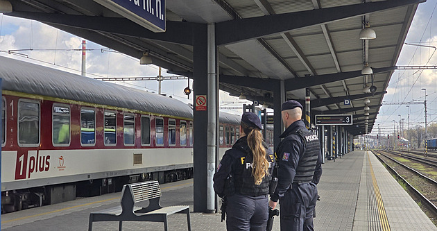 Máte hodinu, hrozil zdrogovaný muž bombou na nádraží. Našli ho v hotelu