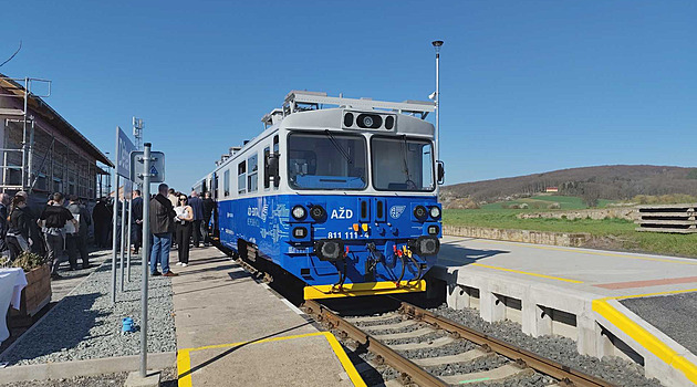 Vlak bez strojvůdce najezdil už 3 000 kilometrů, reaguje na zvířata i vůz na přejezdu