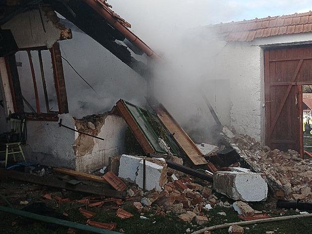 Výbuch propanbutanové lahve rozmetal přístřešek u domu. Jeden člověk je zraněný