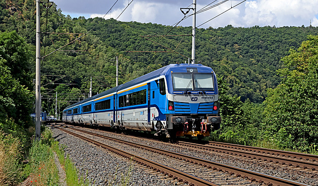 Policie obvinila trojici mužů kvůli krádeži kabelů na železnici. Nejstarší míří do vazby