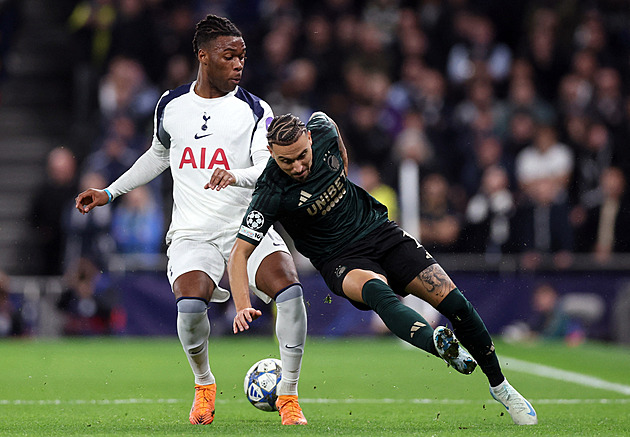 Kinského spoluhráči vyhrožoval agent s pistolí v ruce. Tottenham vyjádřil podporu