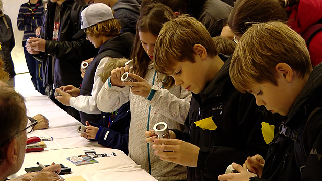 Stínadla jako deskovka. Na Rychlé šípy si v kostele svaté Anny zahrály stovky lidí