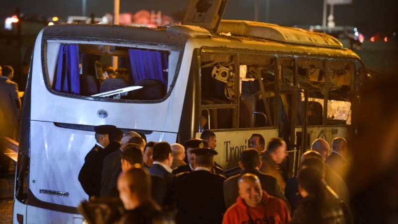 V Egyptě havaroval autobus s turisty: Dva mrtví, desítky zraněných
