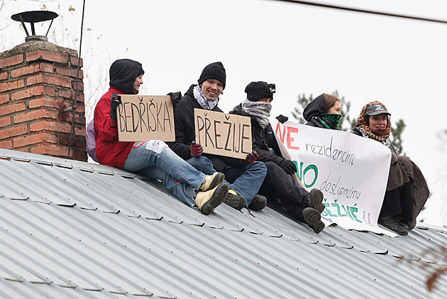 Boj o Bedřišku. Příznivci ostravské kolonie obsadili dům před demolicí, v akci policie
