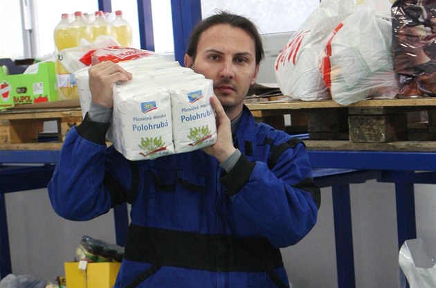 Potravinová pomoc je v kraji dostupnější, potřební dostávají balíčky na míru