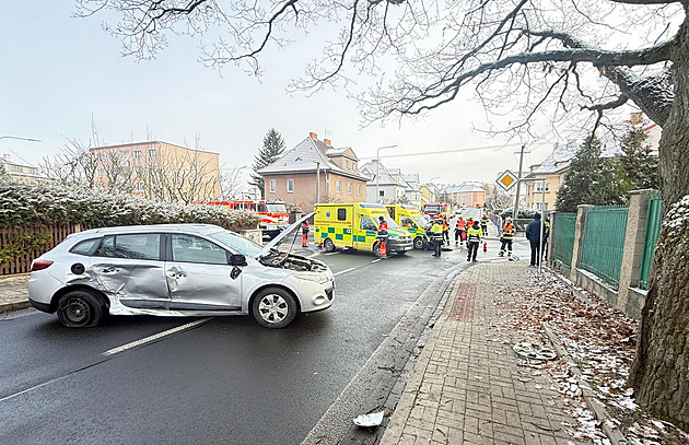 Auto se střetlo s blikající sanitkou, pak srazilo děti na chodníku. Šest zraněných